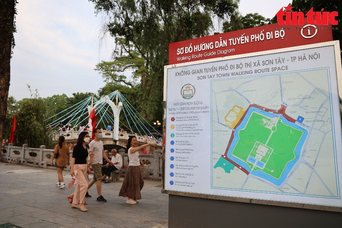 Hệ thống biển chỉ dẫn giúp du khách thuận lợi hơn khi tham gia phố đi bộ. Nguồn: baotintuc.vn Tuyến phố đi bộ Thành cổ Sơn Tây thu hút 25 vạn khách tham quan sau 4 tháng hoạt động ảnh 1