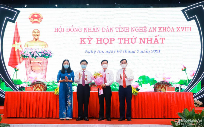 Lãnh đạo HĐND tỉnh Nghệ An khóa XVII tặng hoa chúc mừng ông Thái Thanh Quý - Ủy viên Ban Chấp hành Trung ương Đảng, Bí thư Tỉnh ủy được bầu giữ chức Chủ tịch HĐND tỉnh khóa XVIII. Ảnh: baonghean.vn Bí thư Tỉnh ủy Nghệ An Thái Thanh Quý được bầu giữ chức Chủ tịch HĐND tỉnh ảnh 1