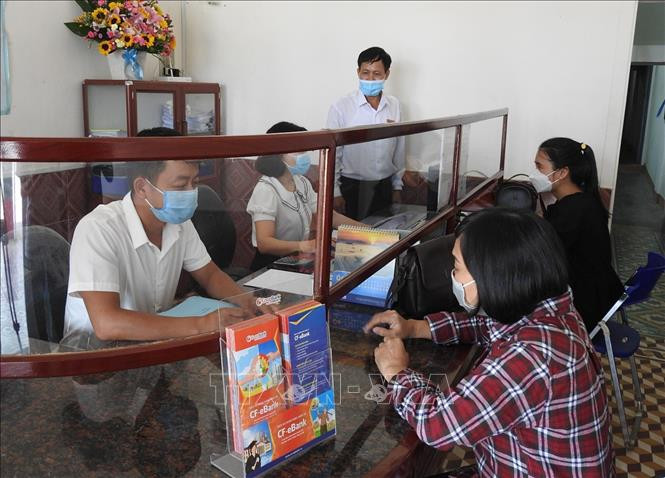 Quỹ tín dụng nhân dân huyện Đăk Hà (Kon Tum) đã giúp các hợp tác xã trên địa bàn huyện được vay vốn phát triển sản xuất kinh doanh. Ảnh: Dư Toán – TTXVN Các hợp tác xã ở Kon Tum tìm hướng đi ổn định trong khó khăn do dịch bệnh ảnh 2