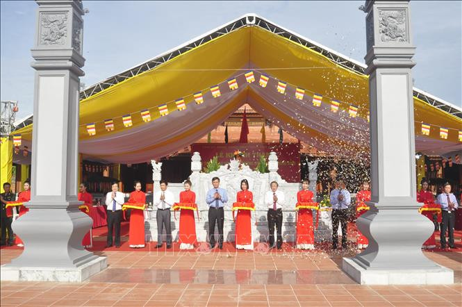 Cắt băng khánh thành Đền thờ Bác Hồ và các anh hùng liệt sỹ tỉnh Quảng Bình. Ảnh: Võ Dung - TTXVN Quảng Bình kích cầu phát triển du lịch sau đại dịch COVID-19 ảnh 1