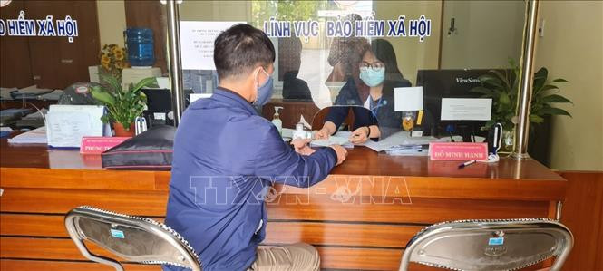 Người lao động nộp hồ sơ giải quyết chế độ tại cơ quan BHXH tỉnh Hải Dương. Ảnh: TTXVN phát Chấn chỉnh công tác quản lý, xét duyệt hưởng chế độ ốm đau, thai sản, ngăn chặn trục lợi chính sách ảnh 1