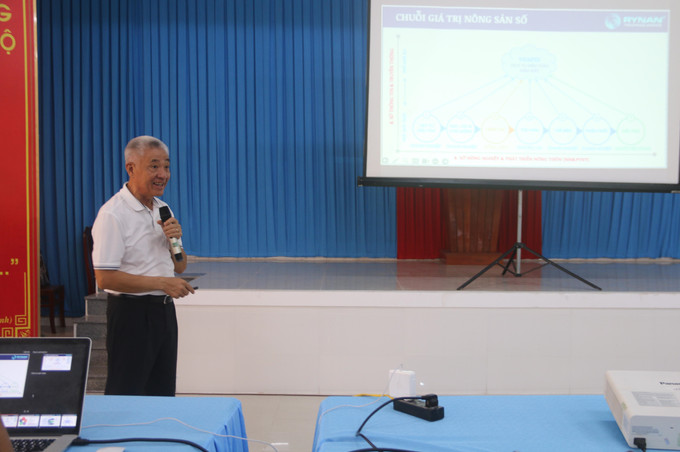 Tiến sĩ Nguyễn Thanh Mỹ, Chủ tịch Hội đồng quản trị Công ty cổ phần RYNAN Technologies VIETNAM giới thiệu các phần mềm ứng dụng công nghệ số ở lĩnh vực nông nghiệp do đơn vị phát minh. Ảnh: Thanh Hòa-TTXVN Trà Vinh đẩy mạnh chuyển đổi số trong nông nghiệp ảnh 1