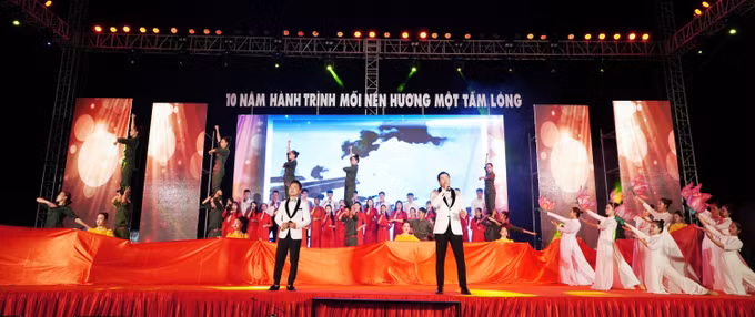 75 năm Ngày Thương binh - Liệt sỹ: Xúc động chương trình nghệ thuật “Sống mãi với thời gian” ảnh 4