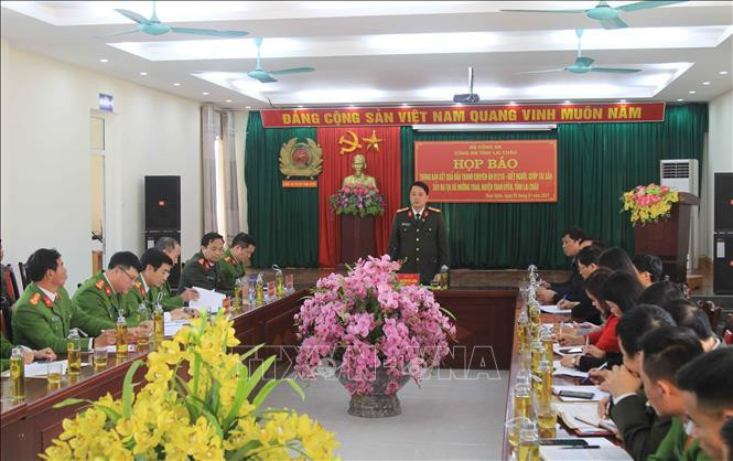Họp báo cung cấp thông tin chuyên án 0121G bắt đối tượng Hà Văn Sinh, sinh năm 1992, trú tại xã Hua Nà, huyện Than Uyên về tội giết người, cướp tài sản. Ảnh: TTXVN phát Lai Châu: Phá thành công chuyên án giết người, cướp tài sản ảnh 1