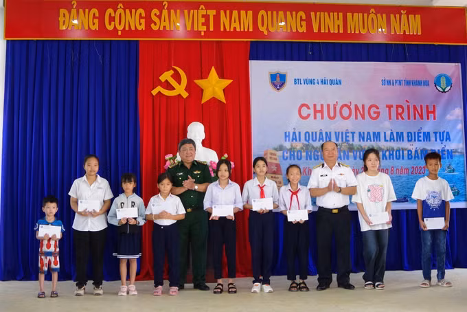Vùng 4 Hải quân tặng quà, khám, cấp thuốc cho ngư dân tỉnh Khánh Hòa ảnh 1