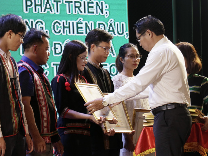Ngày 6/12/2023, Ủy ban nhân dân tỉnh Bình Phước tổ chức Hội nghị biểu dương, tôn vinh các điển hình tiên tiến trong vùng đồng bào dân tộc thiểu số lần thứ nhất tỉnh năm 2023. Trong ảnh: Trao Bằng khen cho các điển hình tiên tiến trong vùng đồng bào dân tộc thiểu số. Ảnh: K GỬIH - TTXVN Đảm bảo an ninh trật tự vùng dân tộc thiểu số ở Bình Phước (Bài cuối) ảnh 1