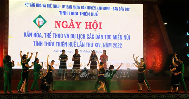 Chương trình nghệ thuật đêm khai mạc ngày hội. Ảnh: Tường Vi - TTXVN Đặc sắc Ngày hội văn hóa, thể thao, du lịch các dân tộc miền núi tỉnh Thừa Thiên - Huế ảnh 1