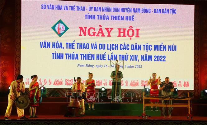 Biểu diễn nghệ thuật tại ngày hội. Ảnh: Tường Vi - TTXVN Đặc sắc Ngày hội văn hóa, thể thao, du lịch các dân tộc miền núi tỉnh Thừa Thiên - Huế ảnh 3