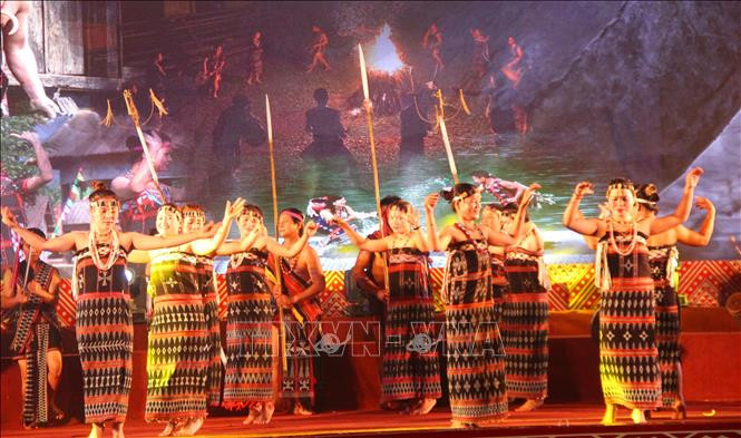 Liên hoan nghệ thuật quần chúng tại ngày hội. Ảnh: Tường Vi - TTXVN Đặc sắc Ngày hội văn hóa, thể thao, du lịch các dân tộc miền núi tỉnh Thừa Thiên - Huế ảnh 2
