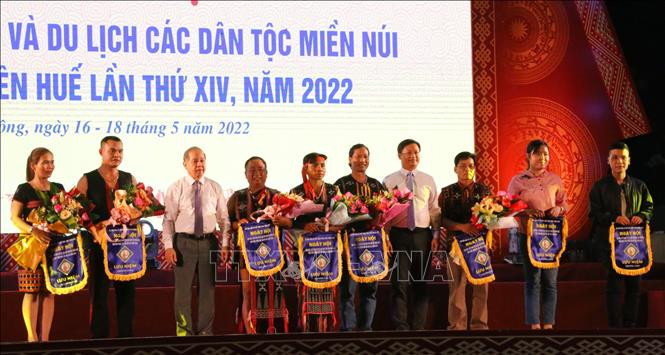 Lãnh đạo tỉnh trao cờ lưu niệm cho các đoàn tham gia ngày hội. Ảnh: Tường Vi - TTXVN Đặc sắc Ngày hội văn hóa, thể thao, du lịch các dân tộc miền núi tỉnh Thừa Thiên - Huế ảnh 5