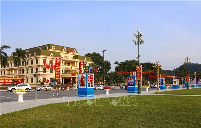 Quảng trường 19-8 rợp cờ hoa chào mừng Kỷ niệm 120 năm Ngày thành lập tỉnh Yên Bái. Ảnh: Tuấn Anh - TTXVN Kỷ niệm trọng thể 120 năm Ngày thành lập tỉnh Yên Bái ảnh 6