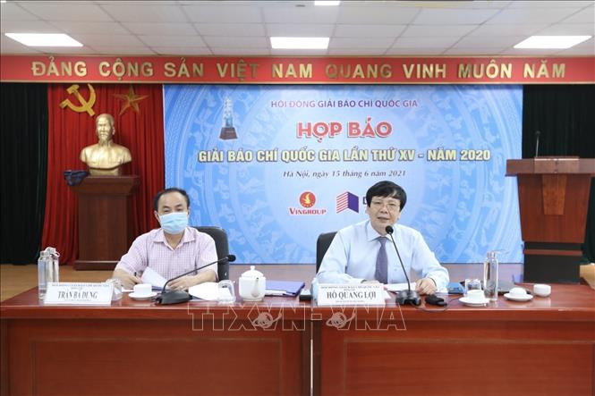 Phó Chủ tịch thường trực Hội Nhà báo Việt Nam Hồ Quang Lợi trả lời câu hỏi của phóng viên báo, đài. Ảnh: Minh Quyết - TTXVN Nhiều tác phẩm báo chí xuất sắc, bám sát thực tiễn của đất nước ảnh 1