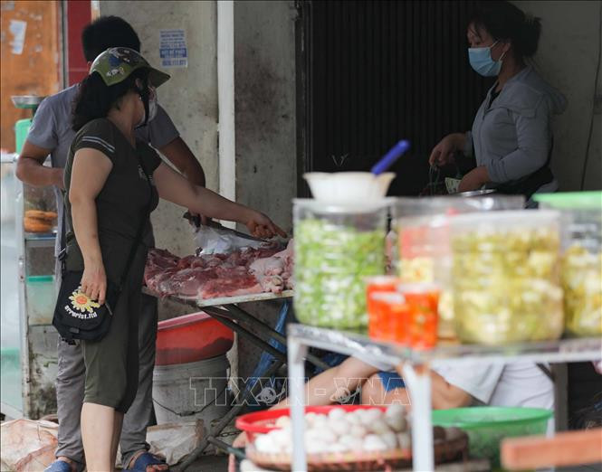 Một khu chợ dân sinh trong phố Mai Động, quận Hoàng Mai được lực lượng chức năng thường xuyên nhắc nhở mua bán đảm bảo giữ khoảng cách và không bày bán tràn lan ra vỉa hè. Ảnh: Thanh Tùng - TTXVN Dịch COVID-19: Hà Nội tận dụng tối đa 15 ngày giãn cách để trở lại trạng thái bình thường ảnh 1