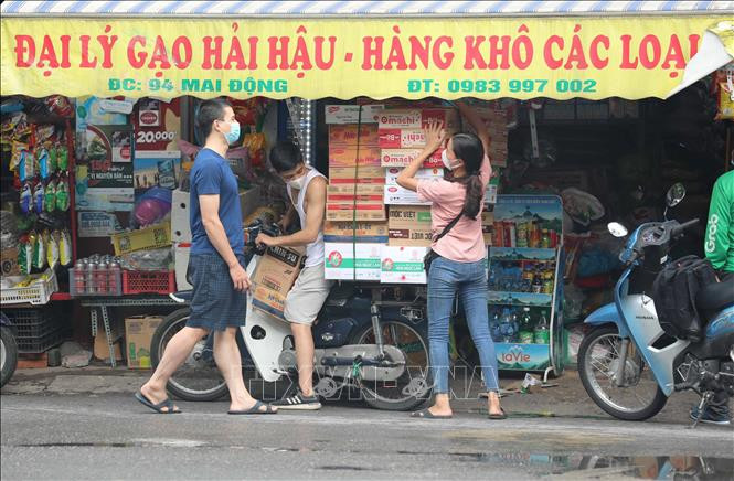 Tại các khu chợ dân sinh đều hoạt động bình thường kèm theo các biện pháp tăng cường phòng chống dịch và sự nhắc nhở liên tục của cơ quan chức năng. Ảnh: Thanh Tùng - TTXVN Dịch COVID-19: Hà Nội tận dụng tối đa 15 ngày giãn cách để trở lại trạng thái bình thường ảnh 3