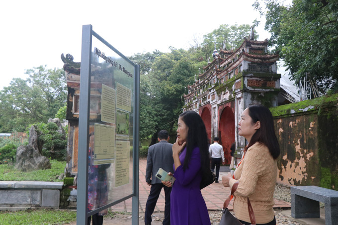 Khách tham quan Triển lãm. Ảnh: Tường Vi - TTXVN Triển lãm “Khám phá Quần thể Điện Phụng Tiên” ảnh 3
