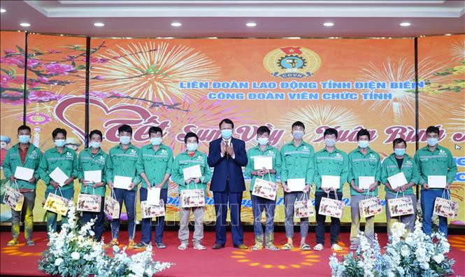 Trao tặng quà Tết cho đoàn viên, người lao động. Ảnh: Xuân Tư – TTXVN Tết Nhâm Dần 2022: Điện Biên chăm lo Tết cho đoàn viên, người lao động có hoàn cảnh khó khăn ảnh 3