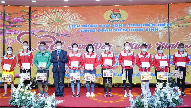 Trao tặng quà Tết cho đoàn viên, người lao động. Ảnh: Xuân Tư – TTXVN Tết Nhâm Dần 2022: Điện Biên chăm lo Tết cho đoàn viên, người lao động có hoàn cảnh khó khăn ảnh 1