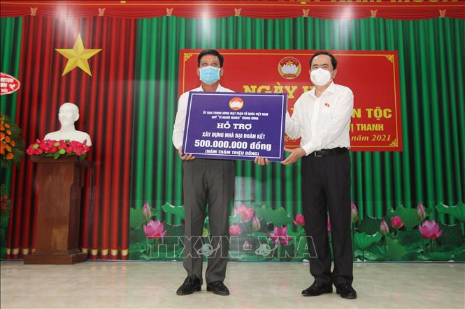 Phó Chủ tịch Thường trực Quốc hội Trần Thanh Mẫn trao bảng tượng trưng hỗ trợ xây dựng nhà Đại đoàn kết cho đại diện phường III. Ảnh: Hồng Thái - TTXVN Phó Chủ tịch Thường trực Quốc hội Trần Thanh Mẫn dự Ngày hội Đại đoàn kết toàn dân tộc tại Hậu Giang ảnh 3