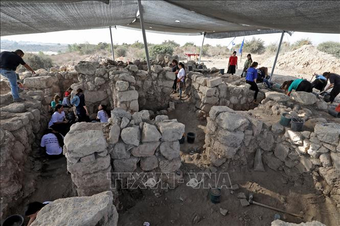 Học sinh trung học tham gia khai quật pháo đài Hy Lạp cổ ở rừng Lachish, gần thành phố Kiryat Gat, Israel ngày 16/11/2021. Ảnh: AFP/ TTXVN Israel phát hiện tàn tích pháo đài Hy Lạp cổ đại ảnh 2
