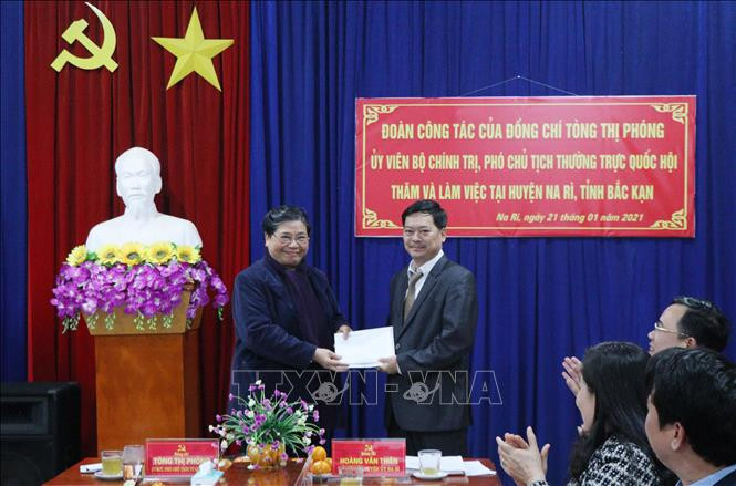 Đồng chí Tòng Thị Phóng, Ủy viên Bộ Chính trị, Phó Chủ tịch Thường trực Quốc hội ủng hộ Quỹ Khuyến học huyện Na Rì, tỉnh Bắc Kạn. Ảnh: Vũ Hoàng Giang-TTXVN Phó Chủ tịch Thường trực Quốc hội Tòng Thị Phóng thăm và làm việc tại huyện Na Rì ảnh 2