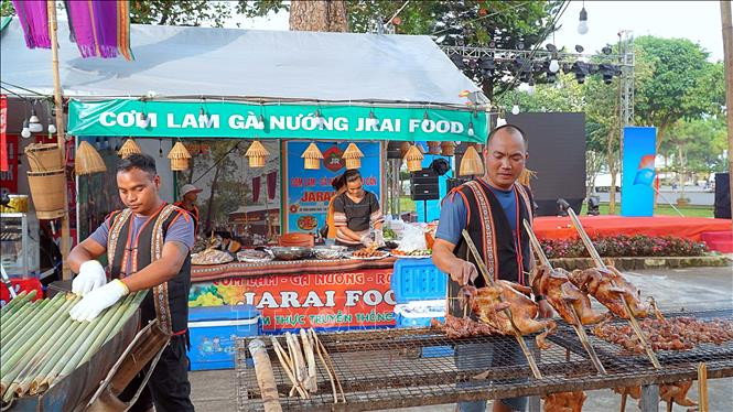 Những món ăn đặc trưng của đồng bào bản địa tại “Tuần lễ văn hóa ẩm thực” ở Gia Lai. Ảnh: Hoài Nam – TTXVN Nhiều chương trình hấp dẫn trong “Tuần lễ văn hóa ẩm thực” ở Gia Lai ảnh 1