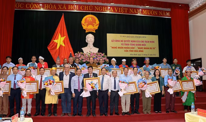 Công bố Quyết định của Chủ tịch nước và trao tặng danh hiệu “Nghệ nhân nhân dân”, “Nghệ nhân ưu tú” tỉnh Hòa Bình ảnh 3
