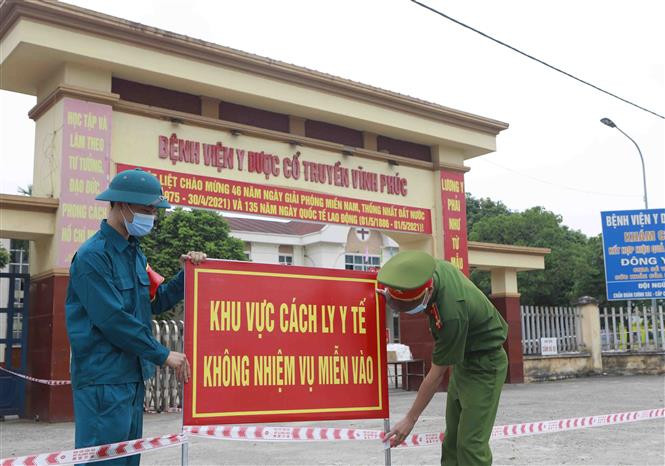 Bệnh viện Y Dược cổ truyền Vĩnh Phúc, xã Định Trung, thành phố Vĩnh Yên được cách ly y tế để phòng chống dịch COVID-19. Ảnh: Hoàng Hùng - TTXVN Khẩn trương thực hiện giãn cách, tăng cường xét nghiệm tại các bệnh viện trực thuộc Bộ Y tế, trường đại học và tuyến cuối ảnh 1