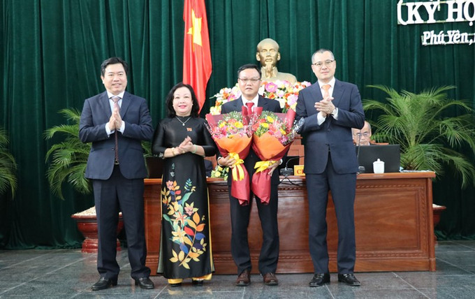 Thường trực Tỉnh ủy và HĐND tỉnh tặng hoa chúc mừng ông Đào Mỹ vừa được bầu giữ chức Phó Chủ tịch UBND tỉnh Phú Yên, nhiệm kỳ 2016-2021.Ảnh: nhandan.com.vn Phê chuẩn Phó Chủ tịch UBND tỉnh Phú Yên ảnh 1