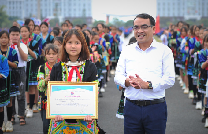 Ban Tổ chức trao giải cho các trường đạt giải tại Ngày hội. Ảnh: Nguyễn Oanh-TTXVN Tuổi trẻ Lai Châu tự hào truyền thống - khát vọng vươn xa ảnh 5