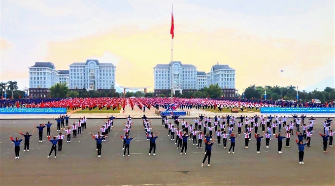 Màn đồng diễn có sự tham gia của hơn 3.500 đại biểu và học sinh. Ảnh: Nguyễn Oanh-TTXVN Tuổi trẻ Lai Châu tự hào truyền thống - khát vọng vươn xa ảnh 2