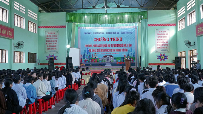 Gần 400 học sinh dân tộc thiểu số tham gia chương trình điểm tuyên truyền, phổ biến kiến thức pháp luật và kỹ năng lái xe an toàn. Ảnh: Hoài Nam – TTXVN Gia Lai nâng cao ý thức lái xe gắn máy an toàn cho học sinh trung học phổ thông ảnh 2