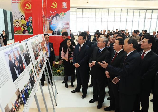 Thường trực Ban Bí thư Trần Quốc Vượng, Trưởng Ban Tuyên giáo Trung ương Võ Văn Thưởng và đại biểu tham quan Trưng bày ảnh "Vững bước dưới cờ Đảng quang vinh" do Ban Tuyên giáo Trung ương và Thông tấn xã Việt Nam tổ chức. Ảnh: TTXVN TTXVN giữ vững vị thế dòng thông tin chính thống, chủ lực (Bài 2) ảnh 1