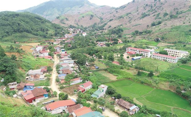 Một góc nông thôn mới ở xã Tân Lang, huyện Phù Yên, tỉnh Sơn La. Ảnh: Nguyễn Cường - T TXVN. Bố trí hơn 196.000 tỷ đồng thực hiện Chương trình mục tiêu quốc gia xây dựng nông thôn mới ảnh 1