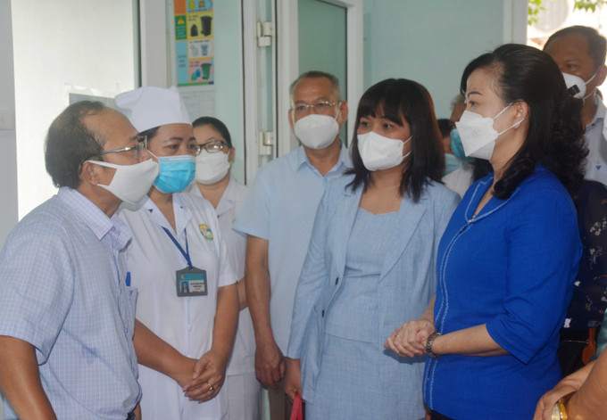 Quyền Bộ trưởng Bộ Y tế Đào Hồng Lan thăm hỏi, động viên cán bộ, nhân viên y tế, lãnh đạo Trung tâm y tế huyện Buôn Đôn. Ảnh: Hoài Thu – TTXVN Đoàn công tác Bộ Y tế làm việc với tỉnh Đắk Lắk ảnh 5