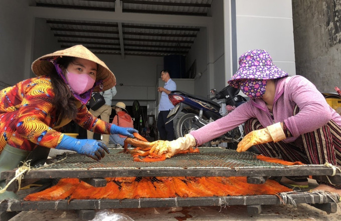 Khô được sắp xếp trên các vỉ sau đó mang ra phơi nắng tự nhiên. Ảnh: TTXVN phát. “Thủ phủ” nghề làm hải sản khô Gành Hào vào mùa Tết ảnh 1