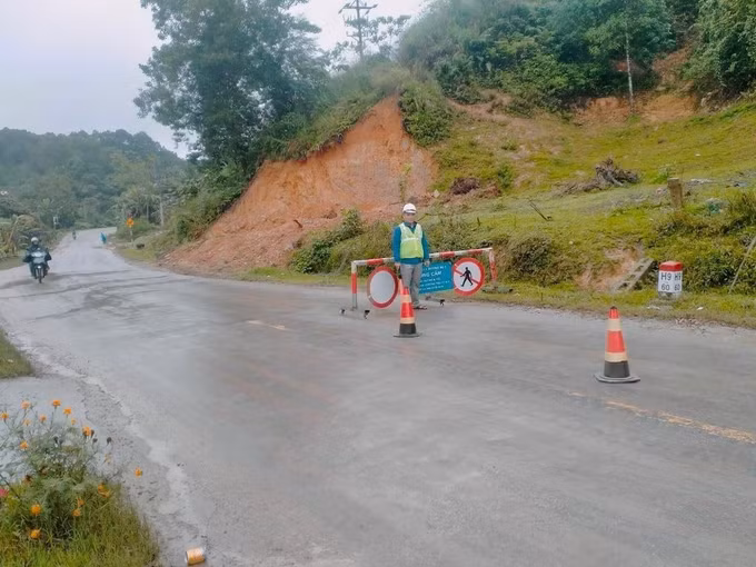Hà Tĩnh: Mưa lớn gây sạt lở đất đá, ách tắc trên Quốc lộ 8A ảnh 2