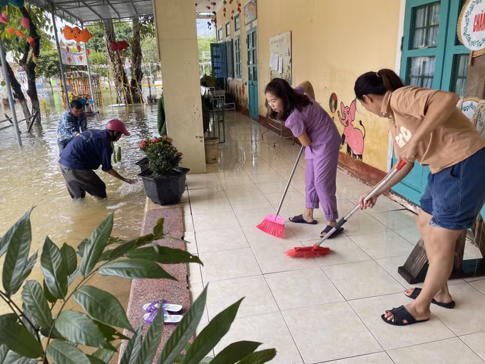 Mưa lũ làm trên 3.000 ngôi nhà ở Quảng Trị bị ngập sâu trong nước ảnh 2