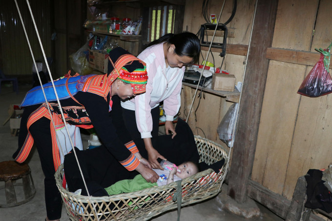 Dù không được hưởng chế độ hỗ trợ, nhưng cô đỡ thôn bản Lý Minh Thương, ở bản Ma Ly Pho, xã Ma Ly Pho, huyện Phong Thổ vẫn miệt mài làm nhiệm vụ vì sức khoẻ dân bản. Ảnh: Đinh Thùy-TTXVN Cô đỡ thôn bản - cánh tay nối dài của ngành Y tế trong chăm sóc sức khỏe sinh sản ở vùng cao ảnh 4