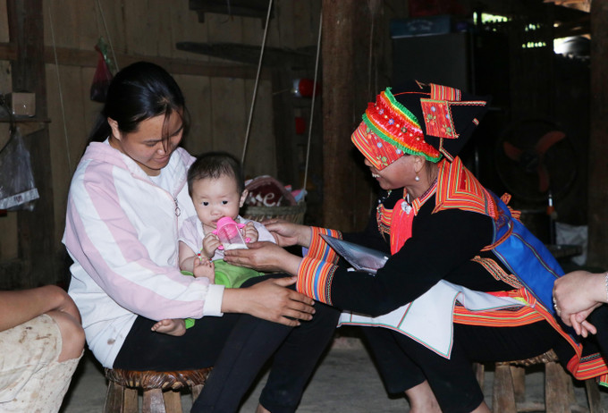Ngoài việc hỏi thăm sức khỏe mẹ và bé, cô đỡ thôn bản Lý Minh Thương, ở bản Ma Ly Pho, xã Ma Ly Pho, huyện Phong Thổ tư vấn chế độ dinh dưỡng cho mẹ, con. Ảnh: Đinh Thùy-TTXVN Cô đỡ thôn bản - cánh tay nối dài của ngành Y tế trong chăm sóc sức khỏe sinh sản ở vùng cao ảnh 6