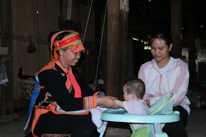 Dù không được hưởng chế độ hỗ trợ, nhưng cô đỡ thôn bản Lý Minh Thương, ở bản Ma Ly Pho, xã Ma Ly Pho, huyện Phong Thổ vẫn miệt mài làm nhiệm vụ vì sức khoẻ dân bản. Ảnh: Đinh Thùy - TTXVN Cô đỡ thôn bản - cánh tay nối dài của ngành Y tế trong chăm sóc sức khỏe sinh sản ở vùng cao ảnh 1
