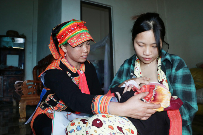 Dù không được hưởng chế độ hỗ trợ, nhưng cô đỡ thôn bản Lý Minh Thương, ở bản Ma Ly Pho, xã Ma Ly Pho, huyện Phong Thổ vẫn miệt mài làm nhiệm vụ vì sức khoẻ dân bản. Ảnh: Đinh Thùy-TTXVN Cô đỡ thôn bản - cánh tay nối dài của ngành Y tế trong chăm sóc sức khỏe sinh sản ở vùng cao ảnh 5