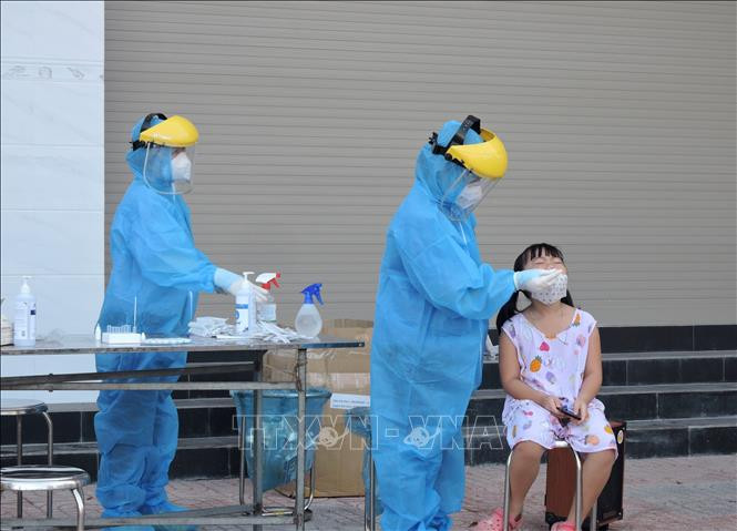 Lấy mẫu test nhanh COVID-19 cho người dân tại phường 4, thành phố Vĩnh Long. Ảnh: Lê Thúy Hằng - TTXVN Dịch COVID-19: Cả nước có 7.954 ca mắc, trên 1.000 ca khỏi bệnh ảnh 1