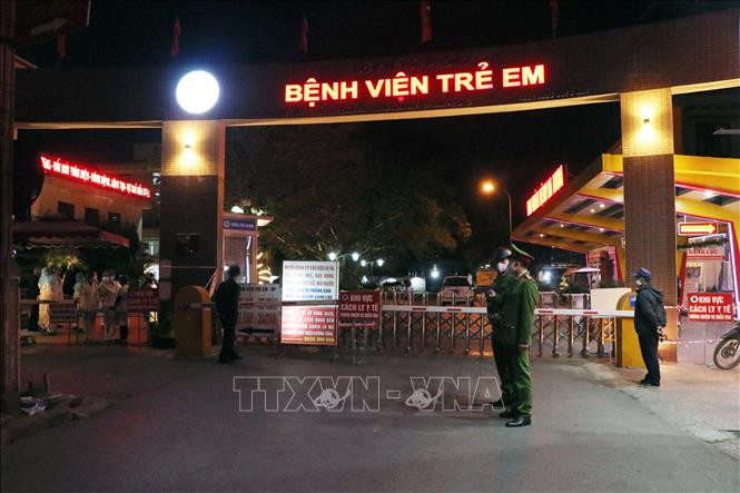 Điểm chốt Kiểm tra tại Bệnh viện Trẻ em. Ảnh: TTXVN/phát Tiếp tục ghi nhận 9 ca mắc COVID-19 trong cộng đồng ảnh 2