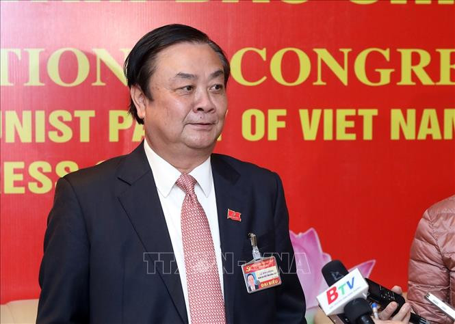 Đại biểu Lê Minh Hoan, Thứ trưởng Bộ Nông nghiệp và Phát triển Nông thôn trả lời phỏng vấn của cơ quan thông tấn, báo chí. Ảnh: TTXVN Đại hội XIII của Đảng: Chuyển đổi tư duy nông nghiệp, tạo ra giá trị trên từng đơn vị diện tích ảnh 1