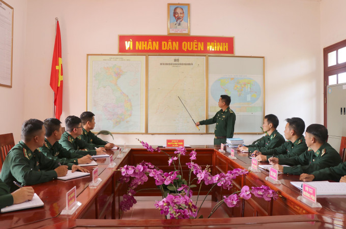 Cán bộ, chiến sĩ Đồn Biên phòng Mường Pồn (Bộ đội Biên phòng tỉnh Điện Biên) họp, triển khai nội dung công tác biên phòng. Ảnh: Xuân Tiến - TTXVN Xây dựng thế trận biên phòng toàn dân vững chắc vùng biên cương Tây Bắc ảnh 3