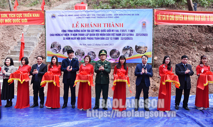Các đại biểu cắt băng khánh thành. Ảnh: langsontv.vn Quyên góp ủng hộ xây dựng đường nhánh kiểm tra mốc giới tại Lạng Sơn ảnh 1