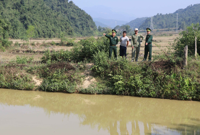 Cán bộ, chiến sĩ Đồn Biên phòng Mường Pồn trao đổi, hướng dẫn cho người dân bản Mường Pồn 2 (xã Mường Pồn, huyện Điện Biên, tỉnh Điện Biên) về kiến thức, kỹ thuật nuôi trồng thủy sản. Ảnh: Xuân Tiến - TTXVN Xây dựng thế trận biên phòng toàn dân vững chắc vùng biên cương Tây Bắc ảnh 2