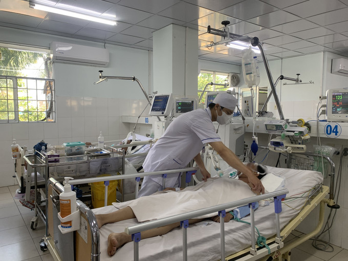 Bác sĩ chăm sóc bệnh nhân ngộ độc thực phẩm do nghi ăn nhầm so biển trong phòng Hồi sức tích cực, chống độc. Ảnh: Phan Sáu – TTXVN Cảnh báo ngộ độc do ăn nhầm con so biển ảnh 1