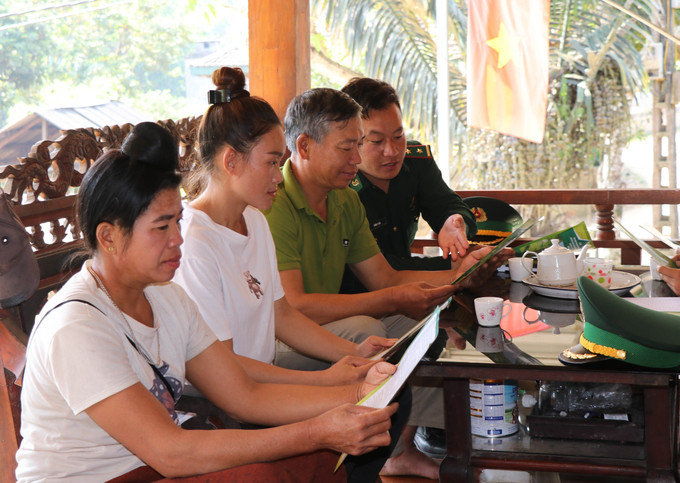 Bộ đội Biên phòng Đồn Biên phòng Mường Pồn tuyên truyền, phố biến pháp luật về Luật biên giới cho người dân bản Mường Pồn 2 (xã Mường Pồn, huyện Điện Biên, tỉnh Điện Biên). Ảnh: Xuân Tiến - TTXVN Xây dựng thế trận biên phòng toàn dân vững chắc vùng biên cương Tây Bắc ảnh 1