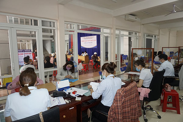 Lao động nông thôn tỉnh Đắk Lắk đăng ký đi XKLĐ tại Trung tâm DVVL tỉnh. Ảnh: tapchilaodong.vn Đắk Lắk hỗ trợ, tạo điều kiện cho người lao động đi làm việc ở nước ngoài ảnh 2